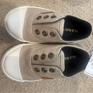Old Navy tan and white toddler slip ons. Size 5